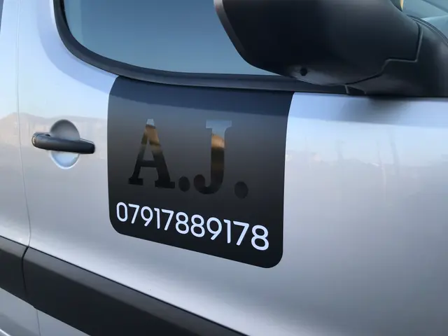 Gloss black on matt vinyl