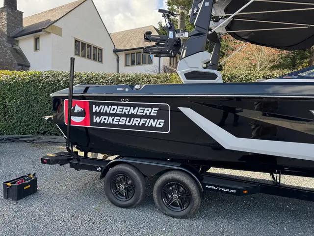 Windermere Wakesurfing boat graphics